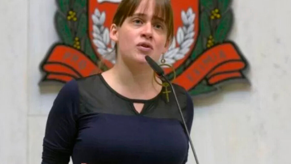 Isa Penna, diputada brasileña, fue amenazada con ser violada y asesinada por criticar a Bolsonaro | Apuntó contra “milicias digitales de ultraderecha” 