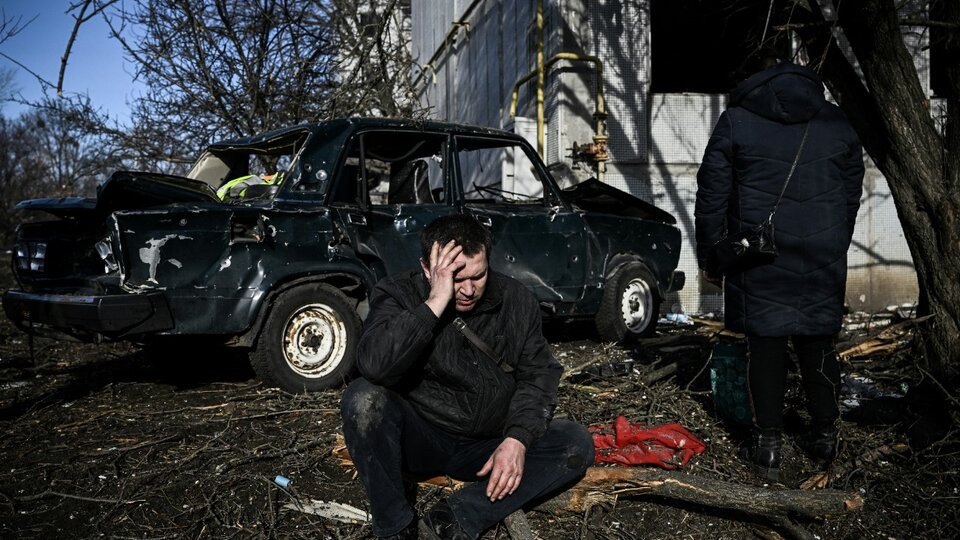 Temor, desolación y evacuaciones masivas en Ucrania ante los bombardeos | Las primeras consecuencias de la crisis humanitaria 