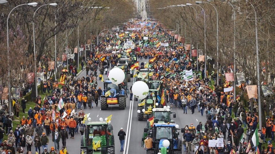 Giant parade of farmers through the center of Madrid, with tractors and hounds |  Right-wing and far-right anti-government support