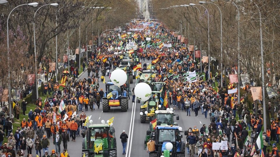 Con tractores y perros de caza, masiva marcha de ganaderos por el centro de Madrid | Apoyo de la oposición de derecha y extrema derecha