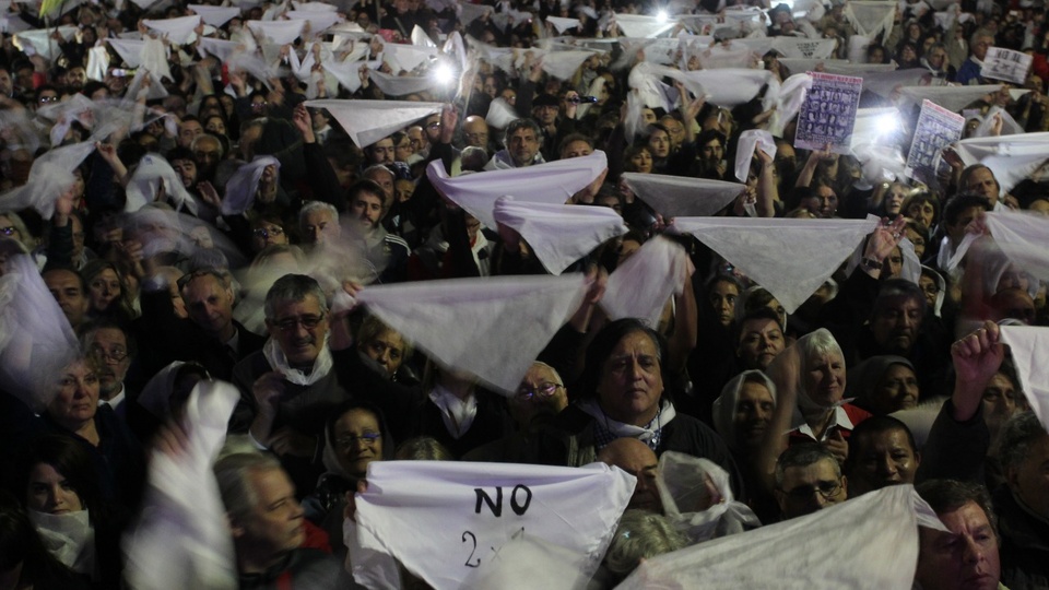 La creatividad del movimiento de derechos humanos y los símbolos de la resistencia | De pañuelos, rondas y escraches a plantación de árboles y barbijos intervenidos