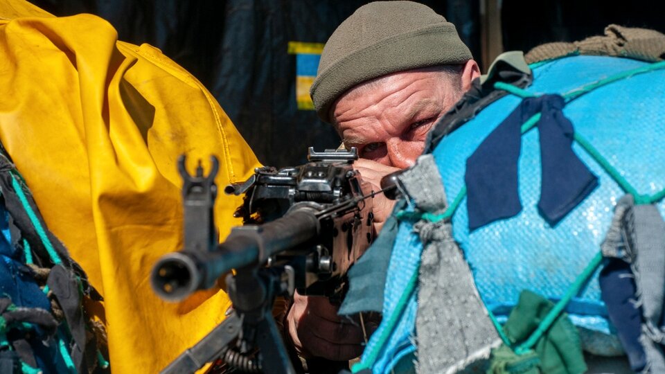 Kiev espera bajo toque de queda el asalto ruso y la situación es crítica en Mariupol y Jerson | “En el peor de los casos moriremos, pero nunca nos rendiremos”, aseguró el alcalde de la capital ucraniana