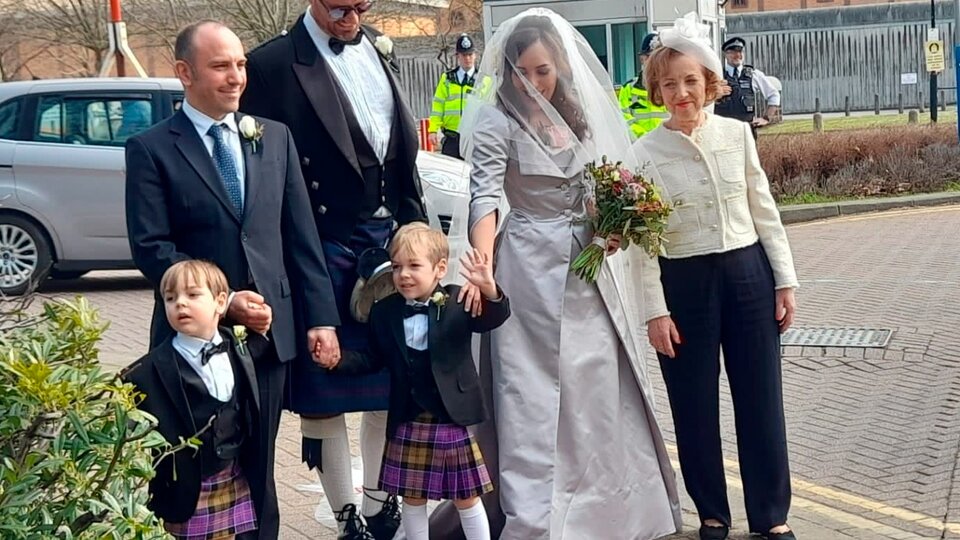 Julian Assange marries Stella Morris in prison |  The couple’s children, 4 – year – old Gabriel and 2 – year – old Max, attended the small ceremony.