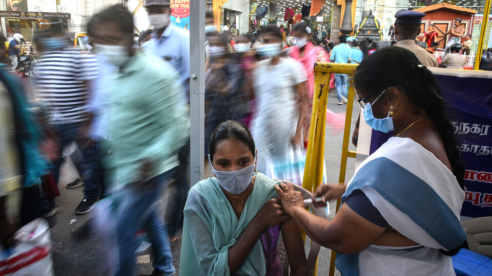 India, with a third dose for those who can pay |  Until now, in that Asian nation, only health personnel and those over 60 could receive the booster vaccine.