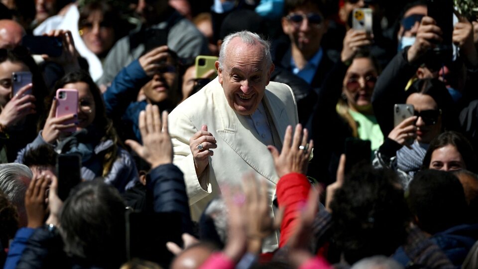 Who accuses and protects Pope Francis?  Conservative factions and its attacks on the United States for its stance on war