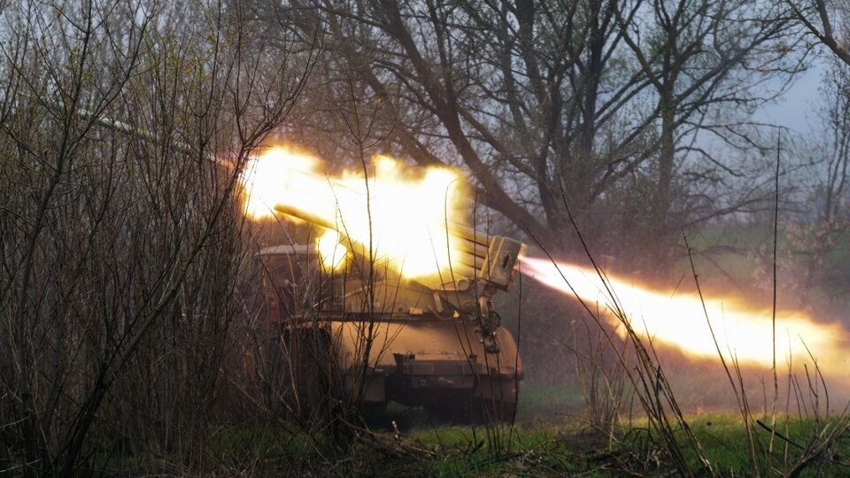 Mentre la Russia chiede una risposta alle sue richieste, l’Ucraina afferma di non sapere quali siano le sue richieste e in un giorno l’esercito russo ha lanciato più di mille attacchi nella regione del Donbass