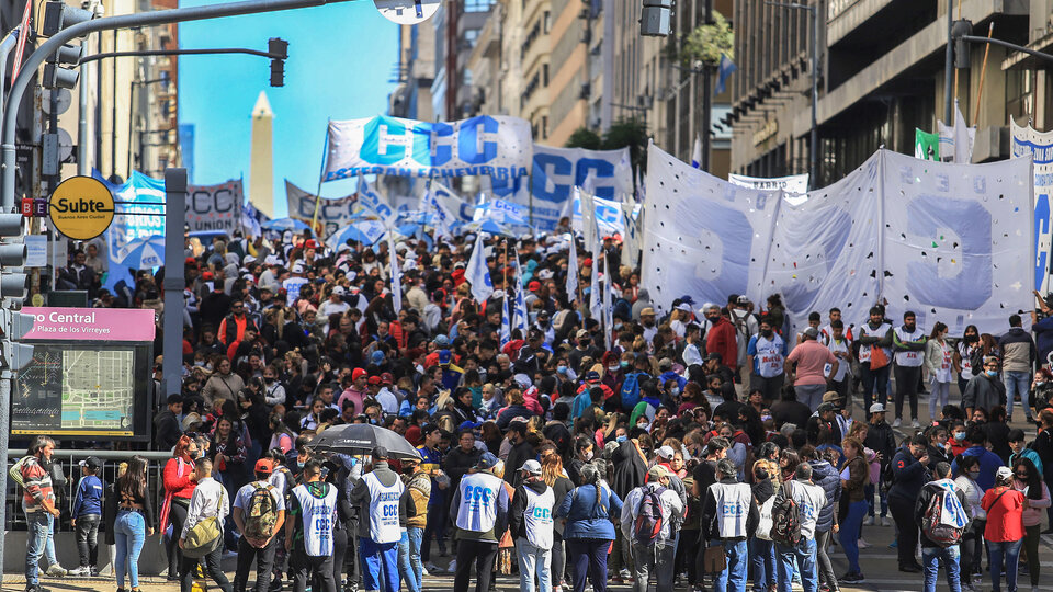 Los movimientos sociales marcharon contra “los formadores de precios que afectan la mesa de los argentinos” | Los Cayetanos se manifestaron frente a la cámara empresaria Copal