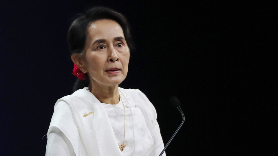 La junta militar de Myanmar condenó a Aung San Suu Kyi a cinco años de cárcel por corrupción | La gandora del premio Nobel de la PAz permanecerá bajo arresto domiciliario mientras enfrenta otros cargos