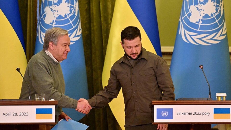 El jefe de la ONU se reunió con Zelenski en Kiev | Un bombardeo ruso recibió a Antonio Guterres en la capital de Ucrania