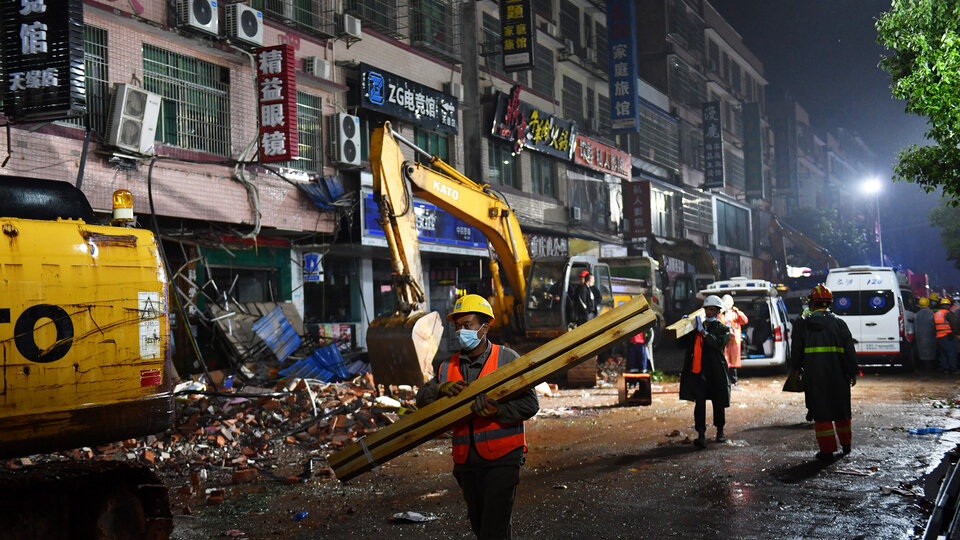 Dutzende Menschen in den Trümmern eines eingestürzten Gebäudes in China eingeschlossen |  Es wurden keine Opfer gemeldet.  Die für den Bau Verantwortlichen wurden festgenommen