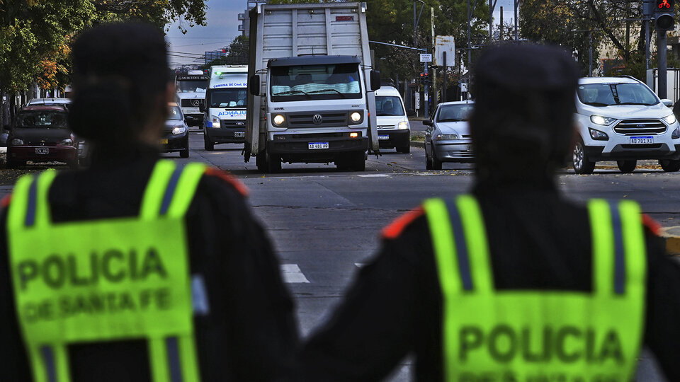 Un Policía Cobró Una Coima De 15 Mil Pesos Por Transferencia Bancaria En Rosario Página12 4837