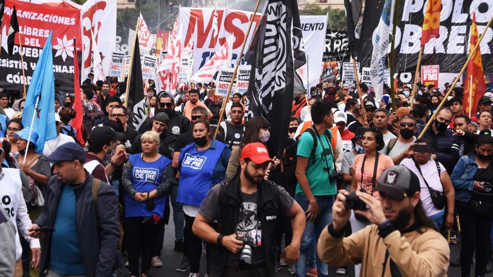 La marcha federal piquetera llega a Plaza de Mayo  | Las organizaciones sociales esperan movilizar a unas 100 mil personas este jueves