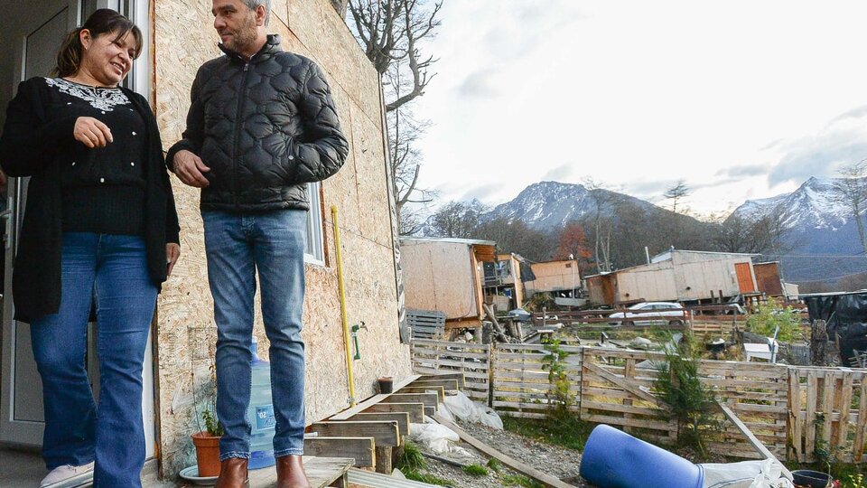 Una recorrida para mostrar la gestión y responder las críticas internas | El ministro Juan Zabaleta visitó a beneficiarios de programas sociales en Tierra del Fuego