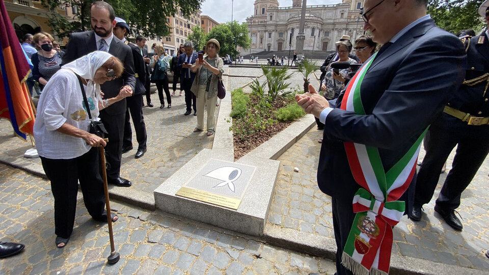 Descubren en Roma un pañuelo elaborado con mosaicos en homenaje a Madres y Abuelas de Plaza de Mayo | Frente a la embajada argentina