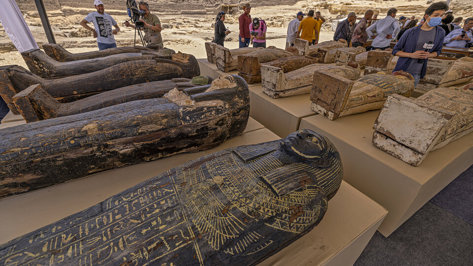 Egitto: ritrovati 250 sarcofagi, 150 statue di bronzo e 9 metri di papiro |  Un’importante scoperta nella necropoli di Saqqara