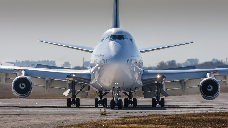 Avión venezolano: A la espera de que alguien acuse a algún tripulante de algo… | El juez ordenó el secuestro y una nueva inspección de la aeronave retenida en Ezeiza