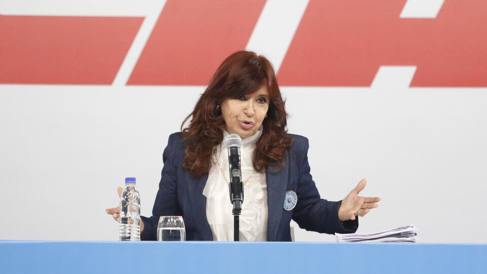 CFK: “La ultrainflación que estamos viviendo es producto del endeudamiento criminal del macrismo” | Ante la CTA, la vicepresidenta adjudicó la inflación a la evasión y al macrismo, desmintió los argumentos de la derecha y se diferenció del equipo económico