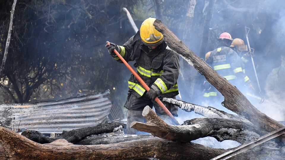 Trágico Incendio En Córdoba: Murió Un Adolescente Y Seis Casas Fueron ...