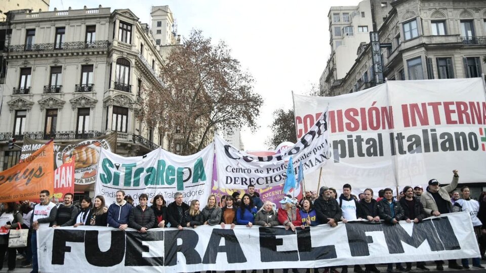 La Izquierda realizó una marcha para exigirle al Gobierno que rompa con el FMI | “Guzmán se fue, pero el Fondo se queda” 