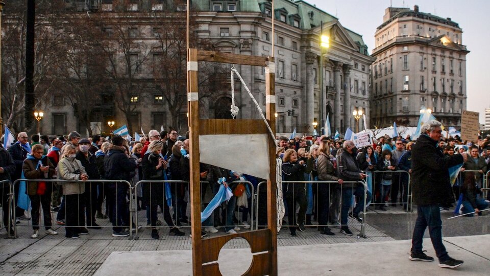 El Ku Klux Klan salió de paseo por Plaza de Mayo | Repudios al guillotinazo