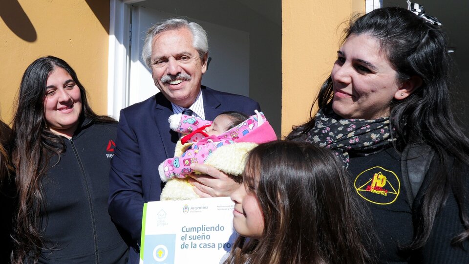 Alberto Fernández reafirmó su pacto electoral por la agenda de derechos | Con Ferraresi y Katopodis en Avellaneda durante la entrega de viviendas