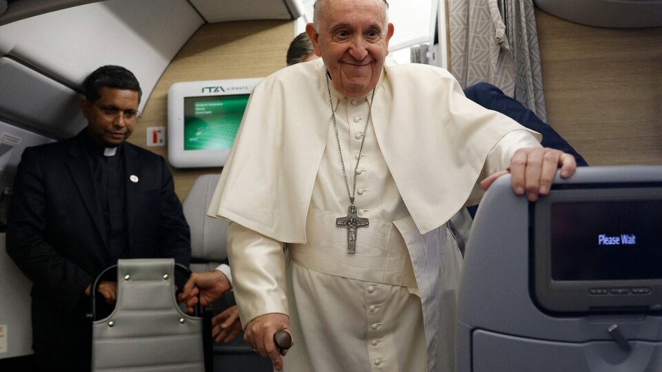 Francesco non esclude le dimissioni definitive |  Il Papa ha parlato ai giornalisti durante il volo di ritorno dal Canada al Vaticano