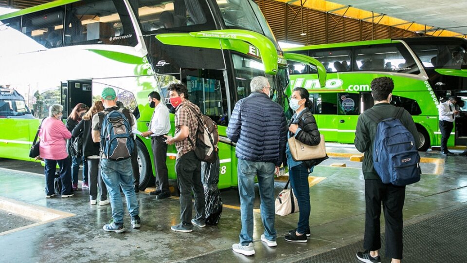 Jubilados: cómo acceder al descuento de ANSES en trenes y micros 