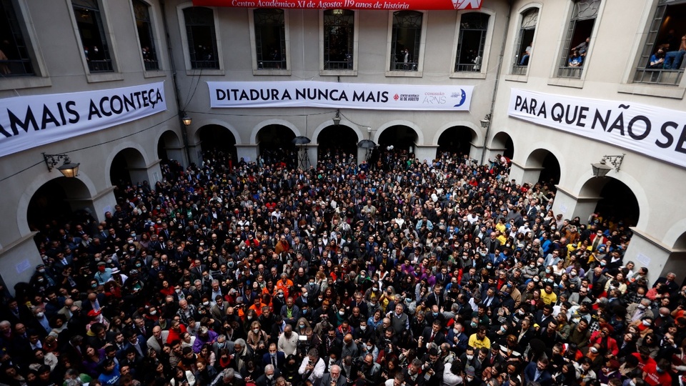 Brasil: Difunden dos cartas en defensa de la democracia | Una multitud se reunió en la Facultad de Derecho de la Universidad de San Pablo 