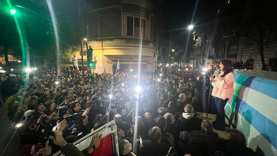 La multitudinaria movilización en apoyo a Cristina Kirchner  Vallado, aluvión, represión, el discurso completo de CFK y sus fuertes repercusiones