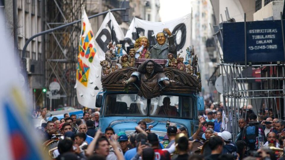 Recoleta es de Perón | Choripán, pogo y banderas en el coqueto barrio porteño