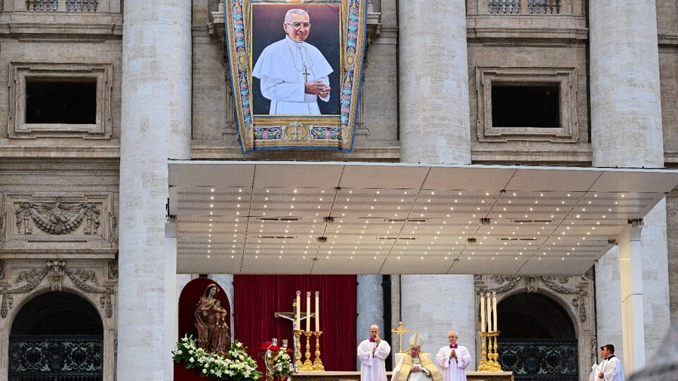 Papst Franziskus hat Johannes Paul dank eines Wunders in Argentinien heiliggesprochen  „Er war ein sanfter und demütiger Hirte“, sagte der Papst