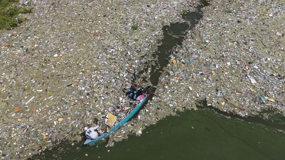 Islas de basura y toneladas de residuos plásticos cubren playas y lagos ...