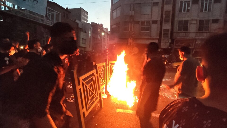 Sube el saldo de muertos en las protestas en Irán | El gobierno cortó el acceso a redes sociales, que son el medio de denuncia de los manifestantes