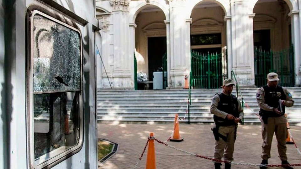 La Asociación de Jueces y Juezas Federales repudió el ataque a los tribunales de Rosario | Un hombre disparó contra la garita de seguridad