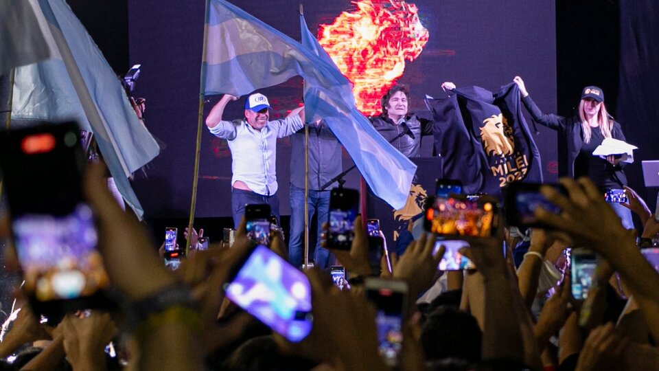 En un acto colmado de jóvenes, Javier Milei exhibió su pacto con Ricardo Bussi en Tucumán | La alianza de ultraderecha avanza a paso redoblado | Página12
