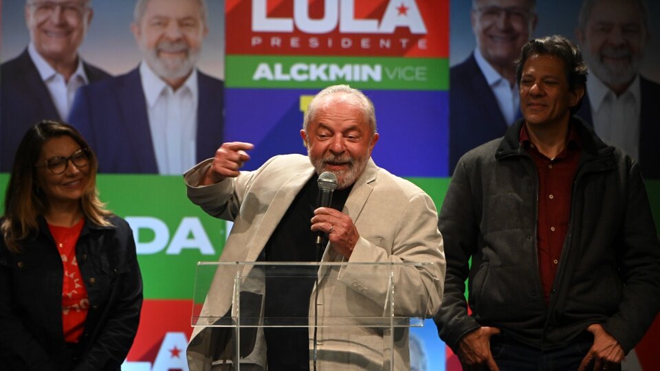 Brasil: Lula se muestra optimista de ganar en primera vuelta | El expresidente pidió el voto de los indecisos y de los residentes en el exterior 