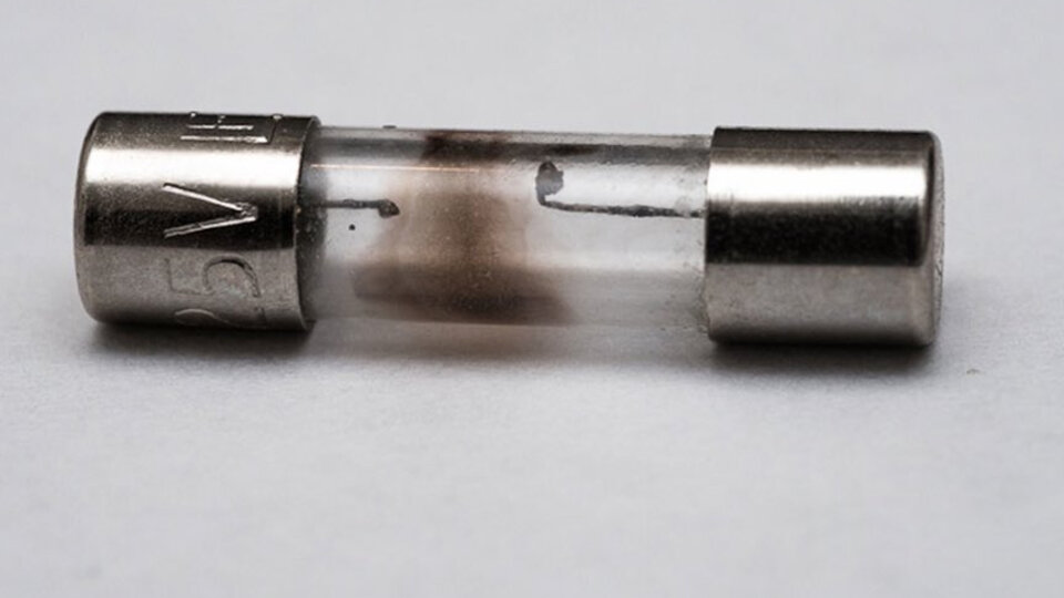 Fusibles quemados Alarma informativa Página12