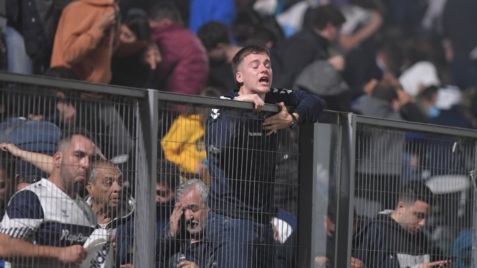 El partido entre Gimnasia y Boca fue suspendido por graves incidentes  afuera del estadio | En La Plata | Página12
