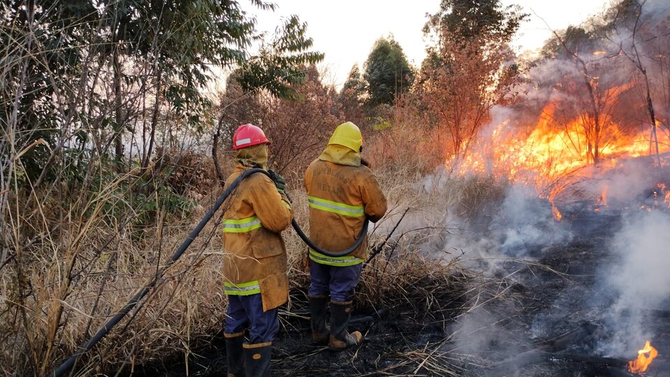 660062-bomberos-20voluntarios-20de-20met-c3-a1n-20apagan-20el-20fuego-20en-20pastizales-gentileza-20