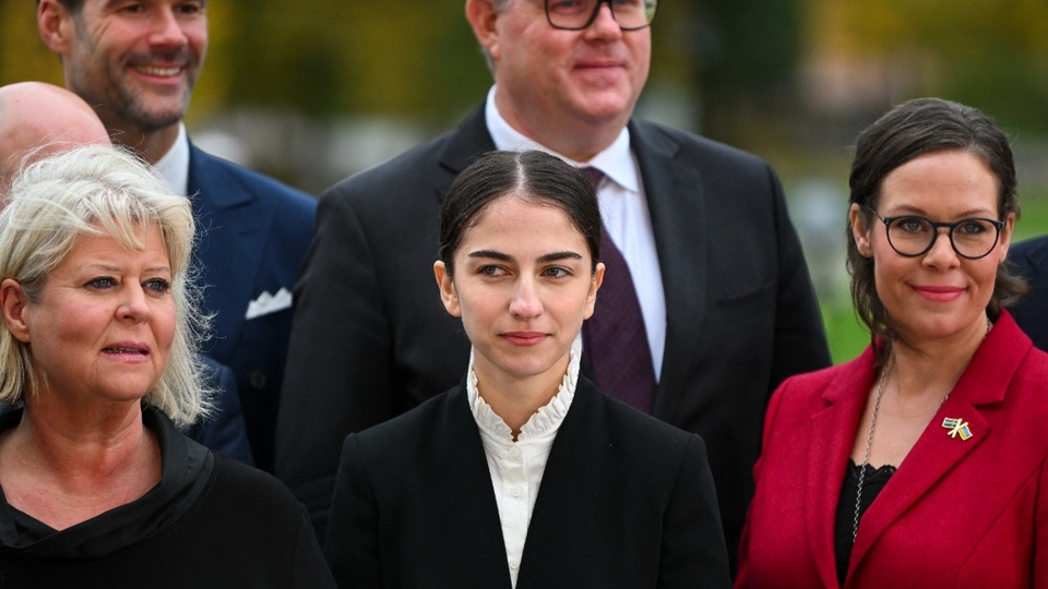 Romina Pourmokhtari, con 26 años, es la ministra más joven de la historia de Suecia | El equipo del flamante premier Ulf Kristersson está conformado por once mujeres y doce hombres