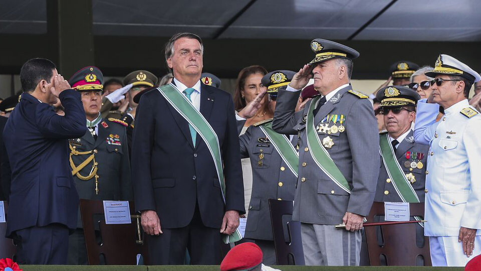Brasil: Bolsonaro golpea la puerta de los cuarteles | El presidente habría buscado apoyo castrense para postergar el balotaje del domingo