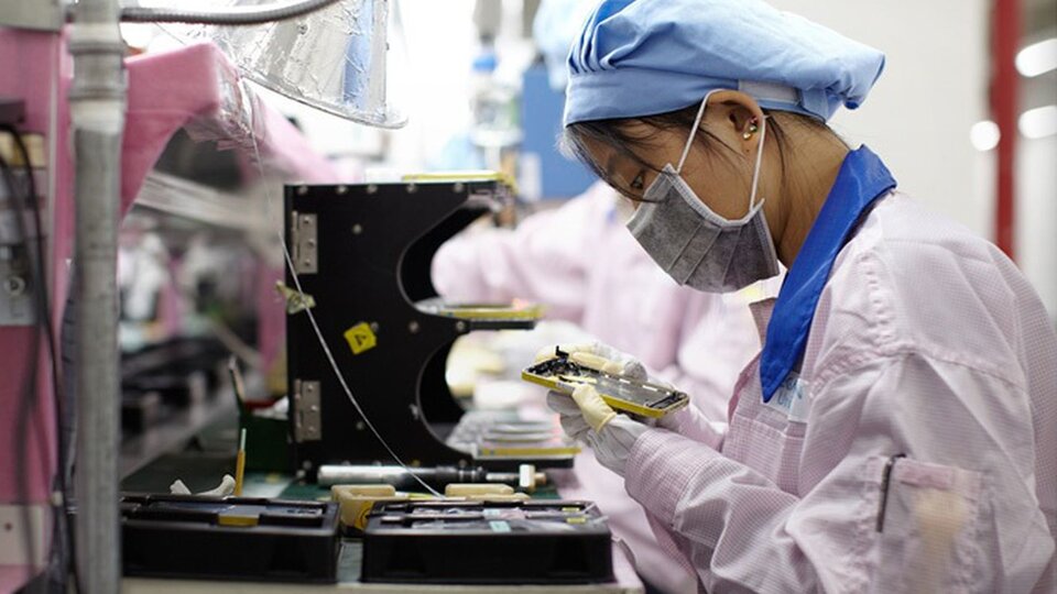 IPhone Factory in China Quadruples Bonuses for Employees Who Stay in Factory and Don’t Flee Due to Covid-19 Lockdown |  Workers denounce inadequate health measures