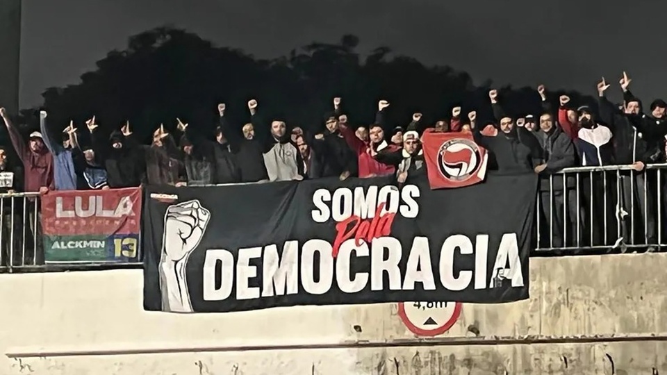 Las hinchadas de Corinthians y Atlético Mineiro, en defensa de la democracia  | Dispersaron a manifestantes bolsonaristas que bloqueaban rutas