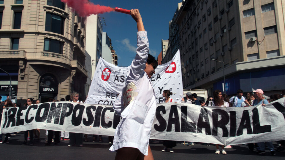 CABA: Masiva marcha de trabajadores de la salud en el marco de un paro de  24 horas | Los reclamos de siempre: sueldos y condiciones de trabajo |  Página|12