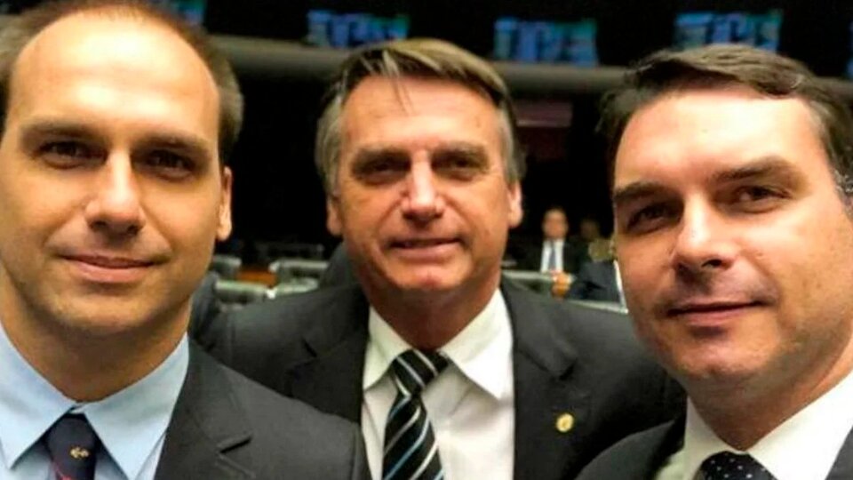 Brasile: i due figli di Bolsonaro si trasferiranno in Italia?  |  Il senatore Flavio e il deputato Eduardo hanno chiesto la cittadinanza italiana