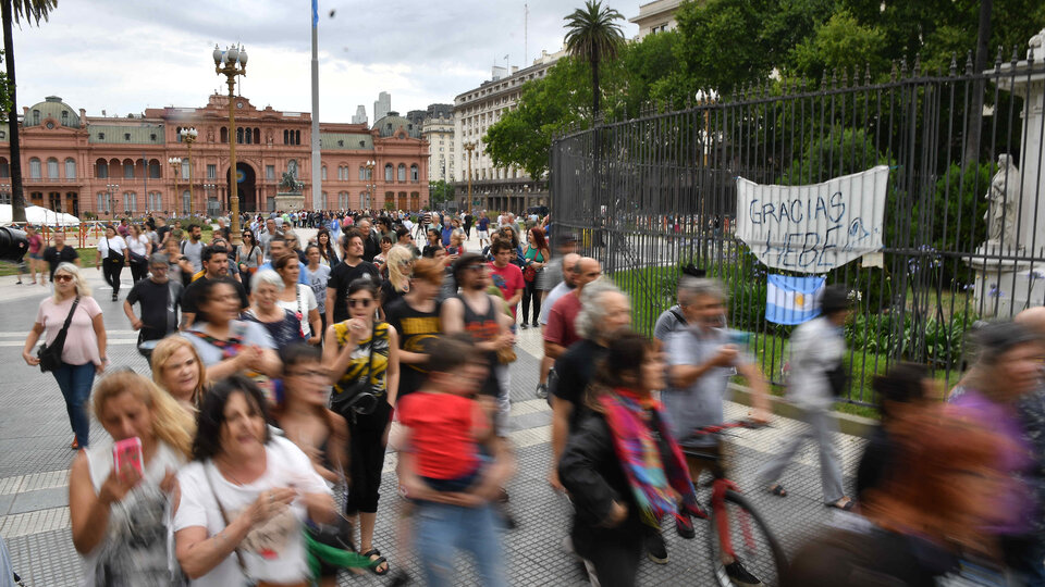 Cientos de personas despidieron a Hebe de Bonafini en la Plaza de Mayo | Lágrimas, reencuentros y rondas bajo la lluvia