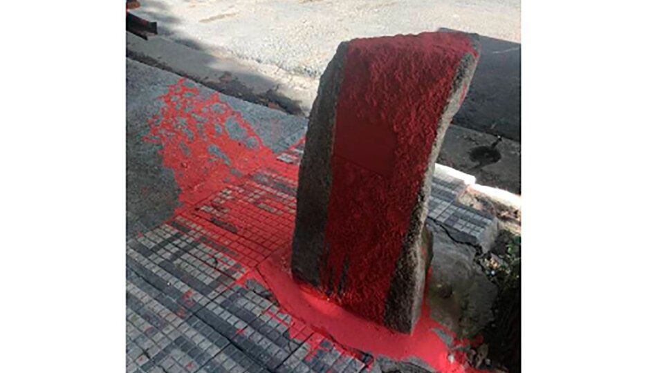 Brazil: Carlos Mariguela and the disturbing memory | Only a trace of the plaque remains today on the destroyed stone Brazil: Carlos Mariguela and the disturbing memory | Only a trace of the plaque remains today on the destroyed stone