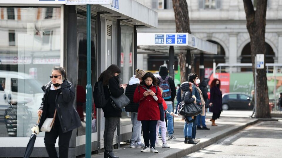 Los italianos se sienten más tristes por la pandemia y la guerra en Ucrania | Según una investigación realizada por el Centro de Estudios de Inversiones Sociales