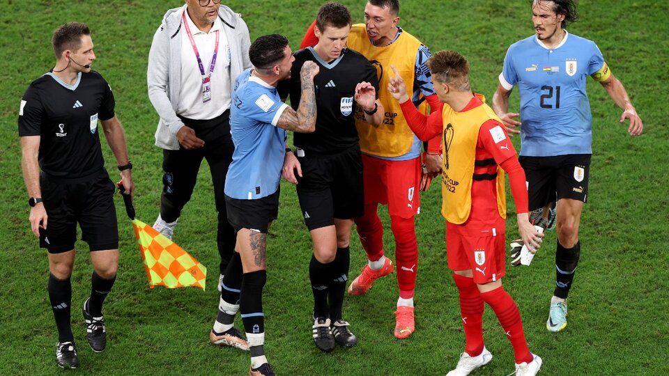 FIFA suspende a 4 jugadores de Uruguay por caos en Mundial - Los