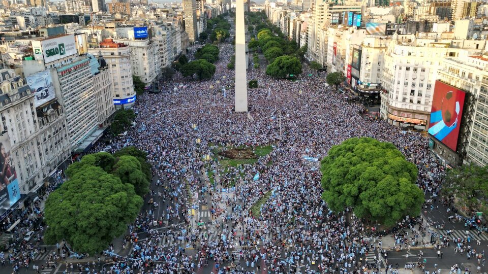 El vulgo tuvo muchos motivos para festejar | La selección sigue subiendo la cuesta y las muchedumbres lo celebran en las calles